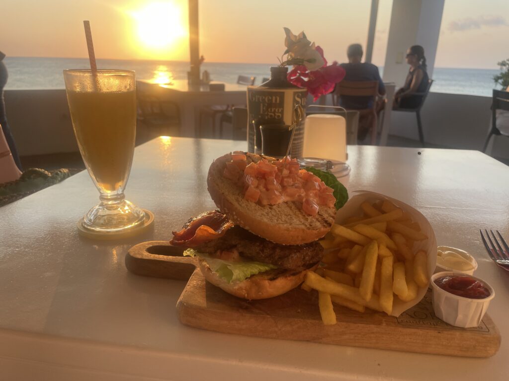 Hamburger and sunset in Koraal Rooftop