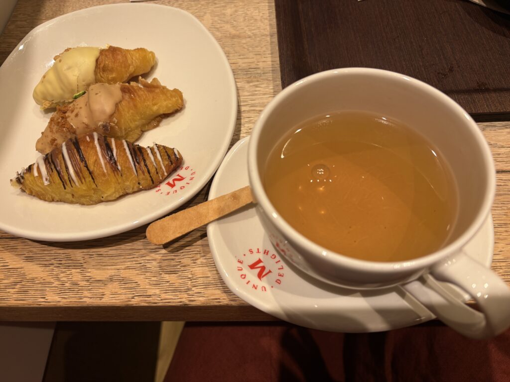 Manolo bakes croissants