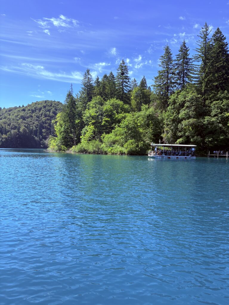 Ship transporting passengers in Plitvice