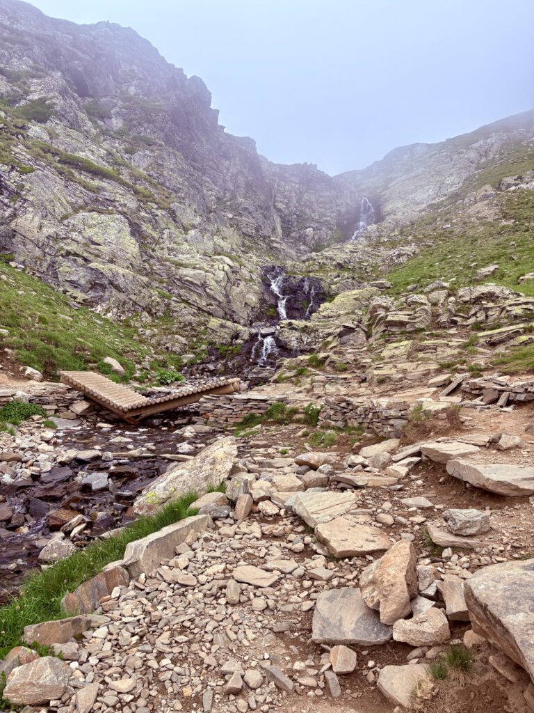 The little bridge to cross the river
